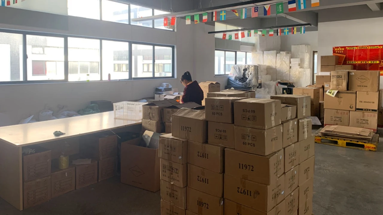 Dedicated manual assembly line for 100% pre-pack quality inspection and shockproof box packing